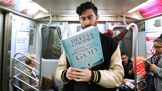 Este cómico se lleva más libros con portadas falsas en el metro para ver cómo reacciona la gente  