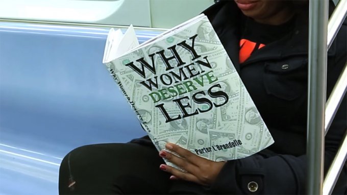 Este cómico se lleva más libros con portadas falsas en el metro para ver cómo reacciona la gente  