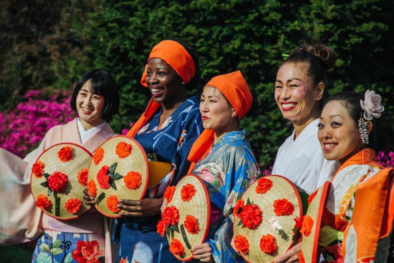 Coloridos disfraces en el Festival de la flor de cerezo en Nueva York 