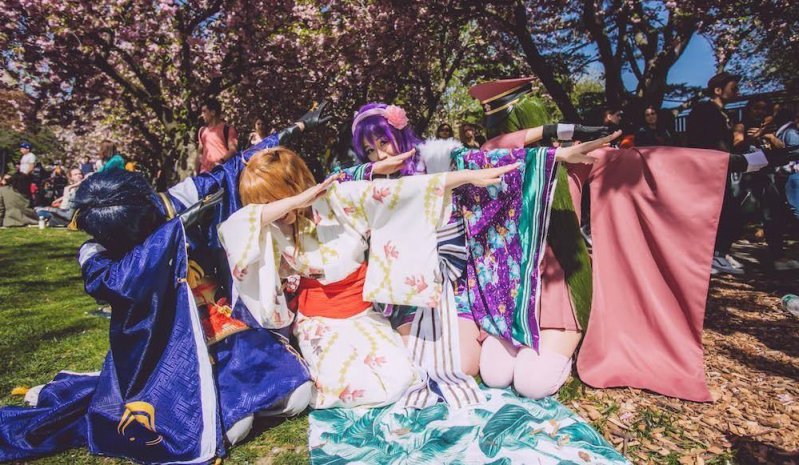Coloridos disfraces en el Festival de la flor de cerezo en Nueva York 