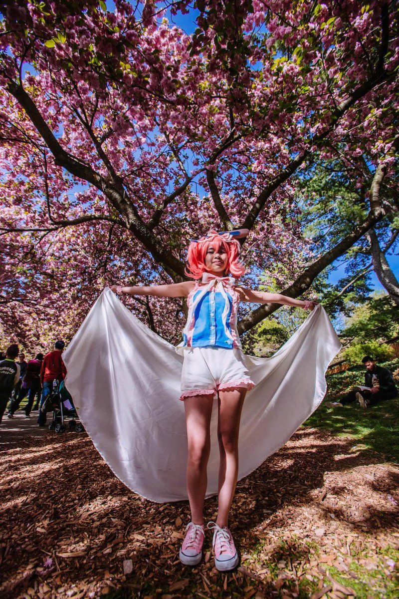 Coloridos disfraces en el Festival de la flor de cerezo en Nueva York 