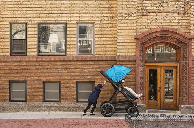 Estos carritos gigantes para adultos permiten que los padres los prueben antes de comprarlos  