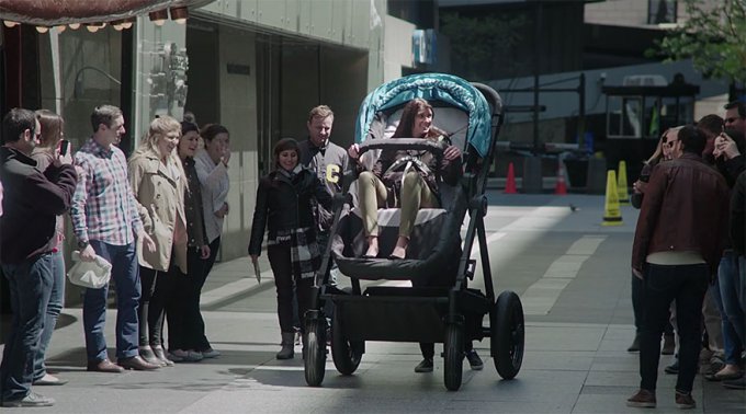 Estos carritos gigantes para adultos permiten que los padres los prueben antes de comprarlos  
