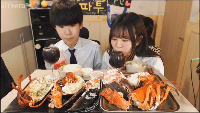 Jóvenes coreanos ganan miles de dólares por comer frente a la WebCam ¡Yo quiero un trabajo así!  