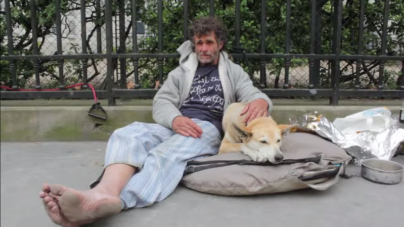 Este indigente es fisicoculturista y hace de las calles de París su gimnasio  