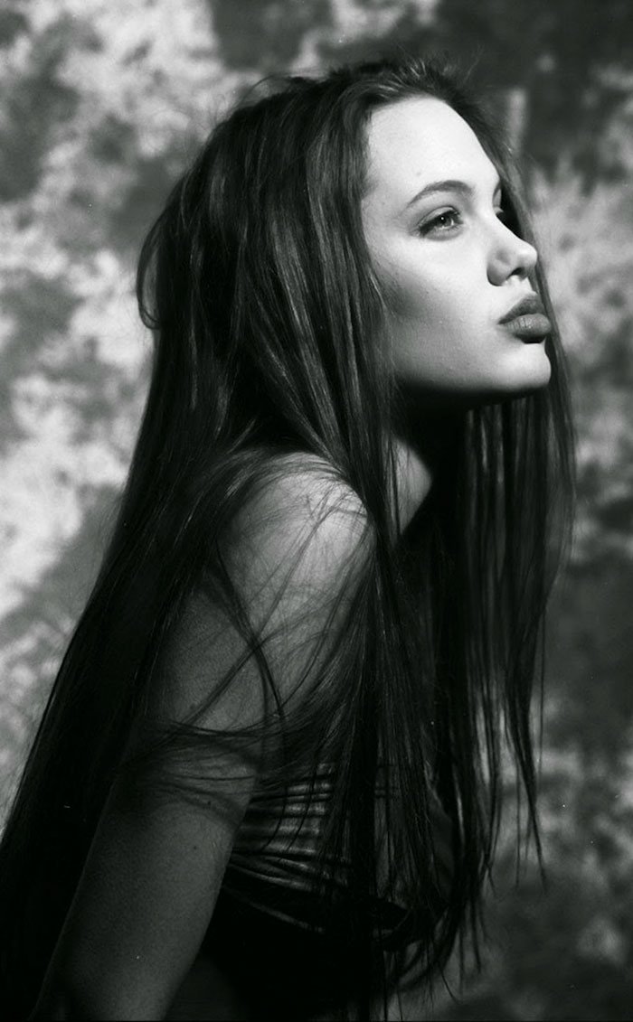 Angelina Jolie a los 15 años durante una de sus primeras sesiones fotográficas  