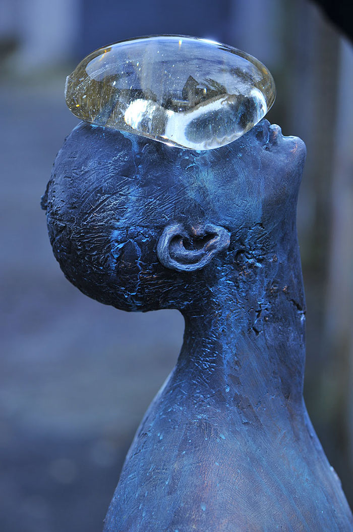 Escultura de una gota de lluvia gigante sobre una cara humana en Ucrania  