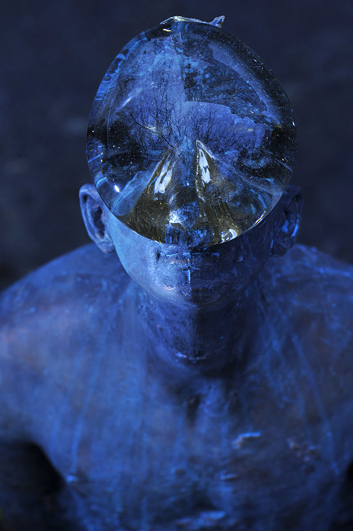 Escultura de una gota de lluvia gigante sobre una cara humana en Ucrania  