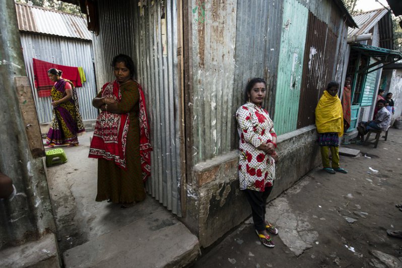 La vida de las mujeres de Bangladesh que son llevadas a los burdeles para saldar las deudas de su familia  