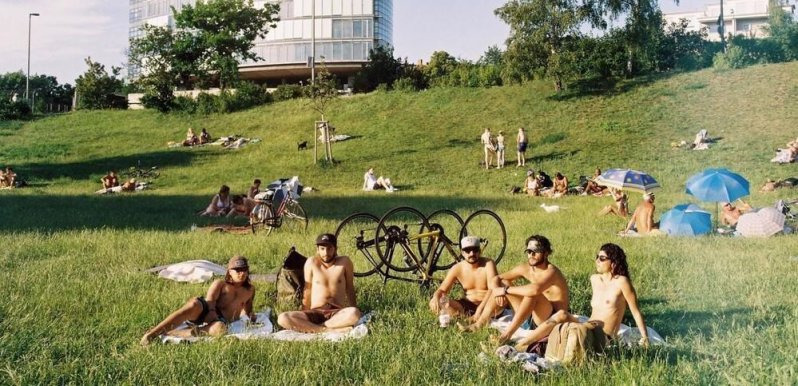 En Berlín, puedes refrescarte en el parque ¡sin ropa!  