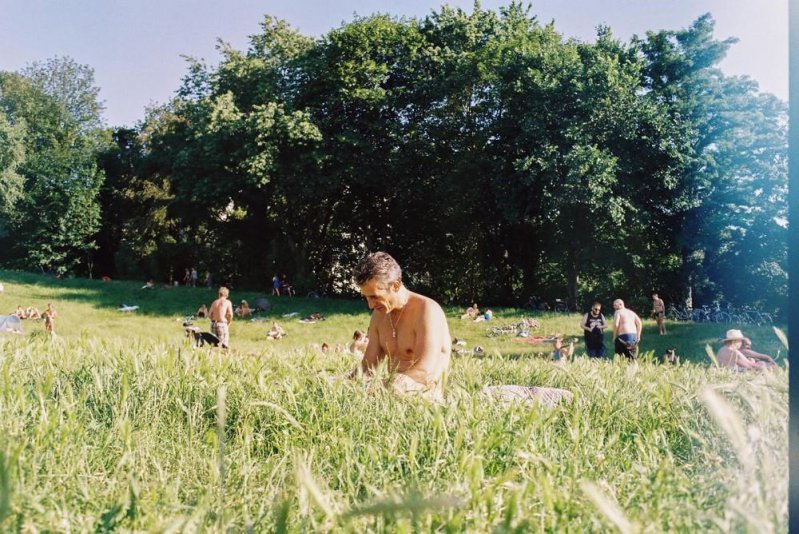 En Berlín, puedes refrescarte en el parque ¡sin ropa!  