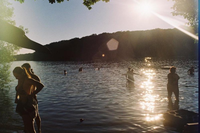 En Berlín, puedes refrescarte en el parque ¡sin ropa!  