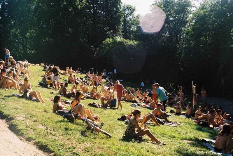 En Berlín, puedes refrescarte en el parque ¡sin ropa!  