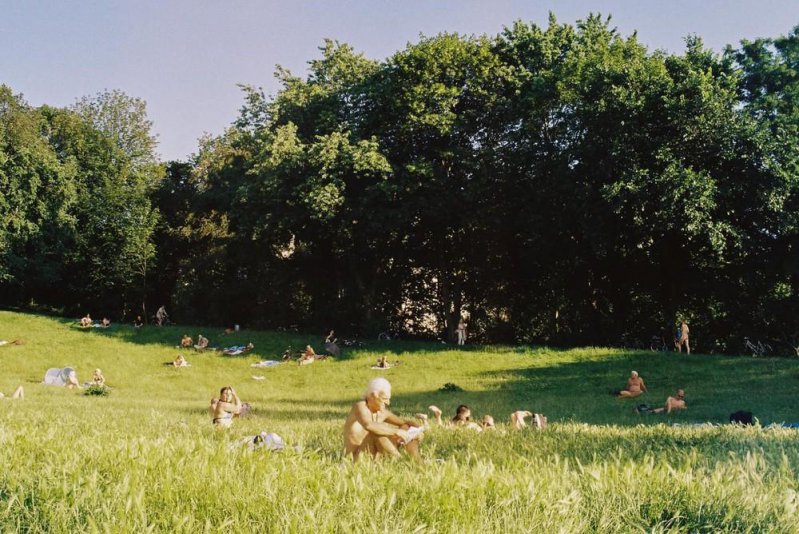 En Berlín, puedes refrescarte en el parque ¡sin ropa!  