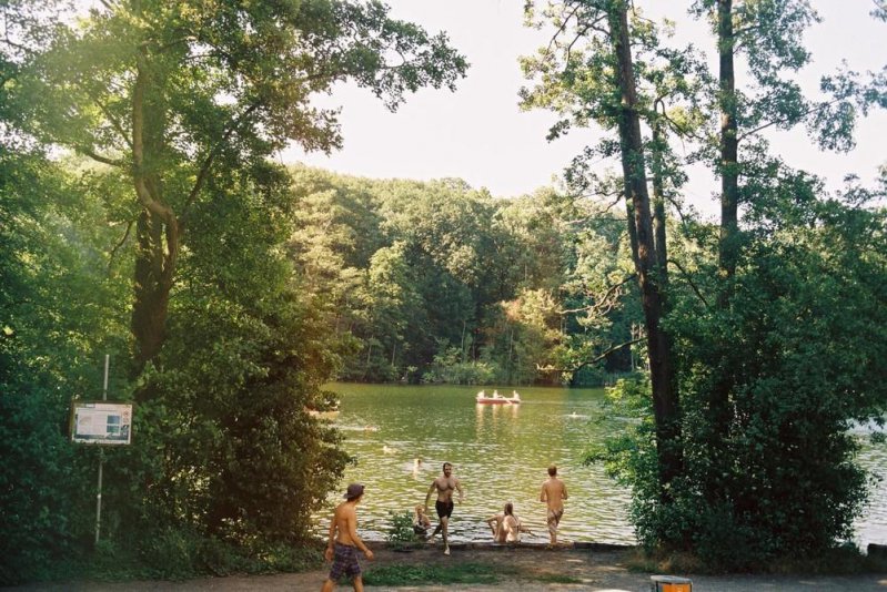 En Berlín, puedes refrescarte en el parque ¡sin ropa!  