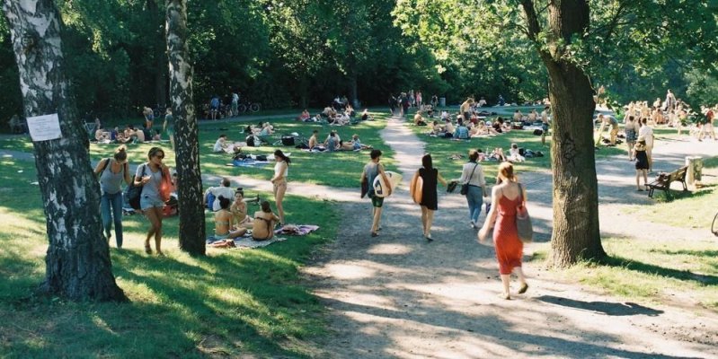 En Berlín, puedes refrescarte en el parque ¡sin ropa!  