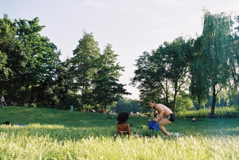 En Berlín, puedes refrescarte en el parque ¡sin ropa!  