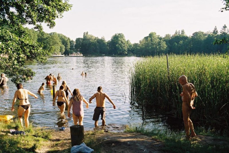 En Berlín, puedes refrescarte en el parque ¡sin ropa!  