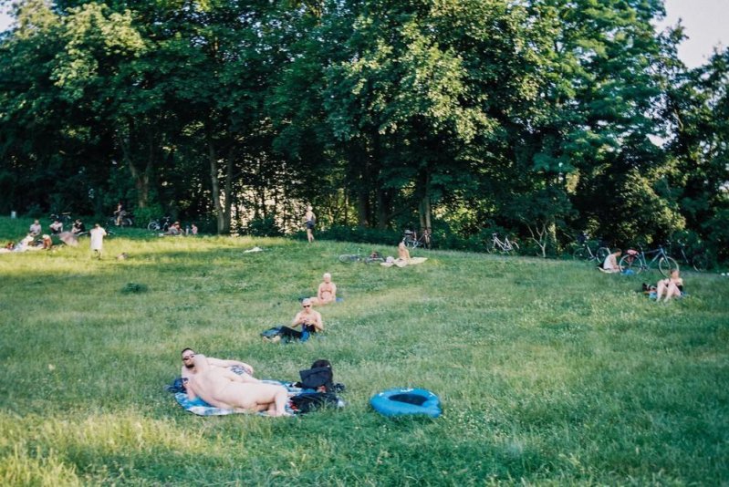 En Berlín, puedes refrescarte en el parque ¡sin ropa!  