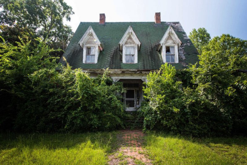 Esta misteriosa casa parece el escenario de una película de terror que aun espera a sus dueños 