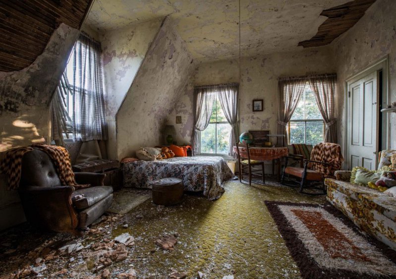 Esta misteriosa casa parece el escenario de una película de terror que aun espera a sus dueños 