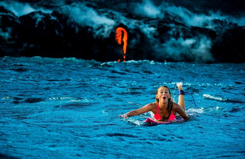 Esta chica cumple su deseo de nadar junto a lava volcánica 