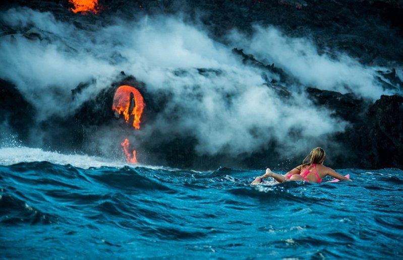 Esta chica cumple su deseo de nadar junto a lava volcánica 