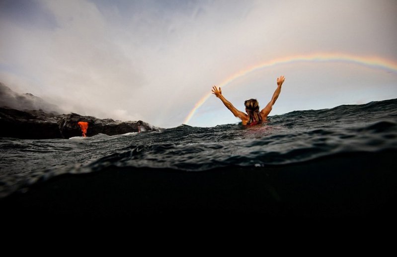 Esta chica cumple su deseo de nadar junto a lava volcánica 