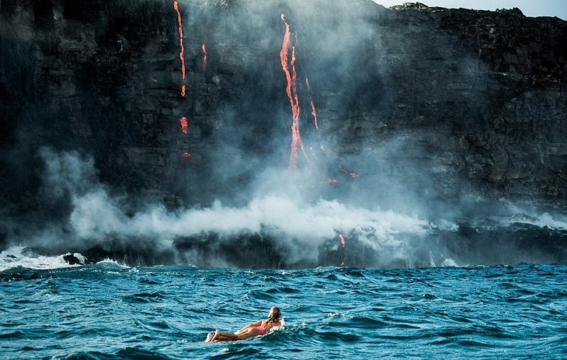 Esta chica cumple su deseo de nadar junto a lava volcánica 