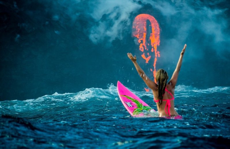 Esta chica cumple su deseo de nadar junto a lava volcánica 