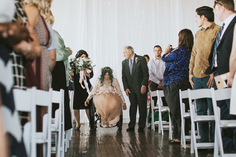 Novia paralitica sorprende a todos al comenzar a caminar el día de su boda 