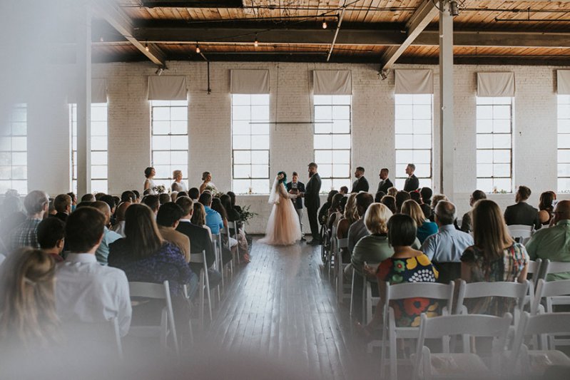 Novia paralitica sorprende a todos al comenzar a caminar el día de su boda 