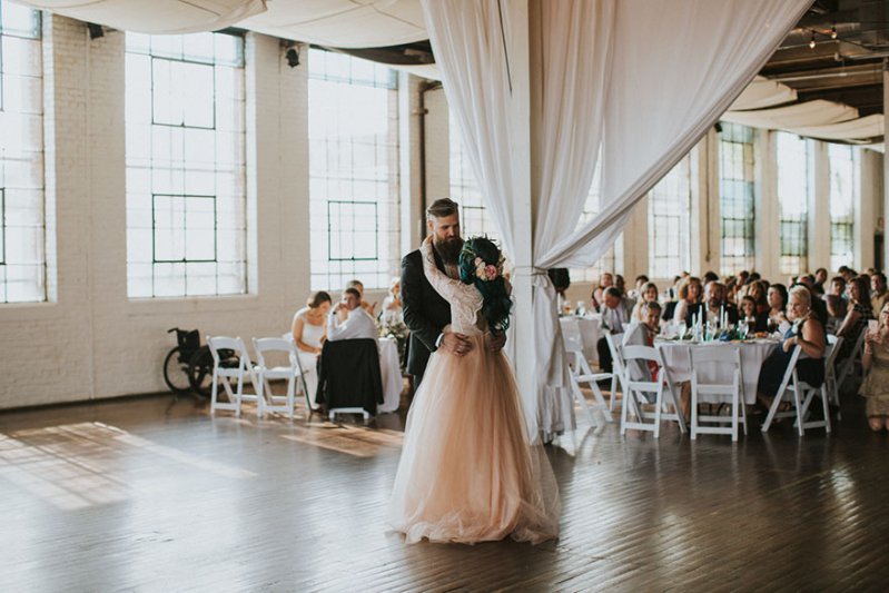 Novia paralitica sorprende a todos al comenzar a caminar el día de su boda 