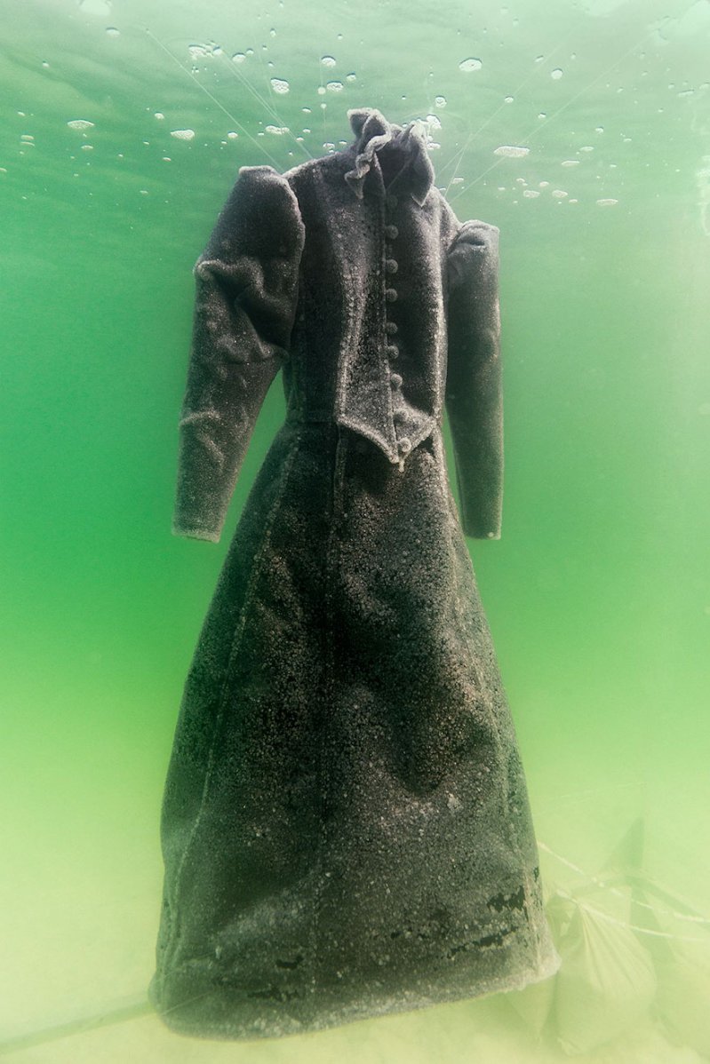 ¿Qué pasa cuando dejas un vestido por dos años en el fondo del Mar Muerto? 