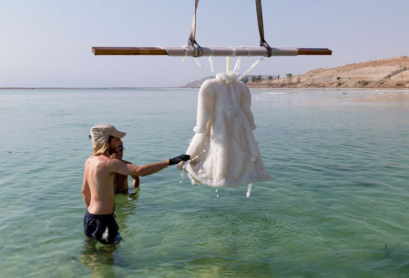 ¿Qué pasa cuando dejas un vestido por dos años en el fondo del Mar Muerto? 