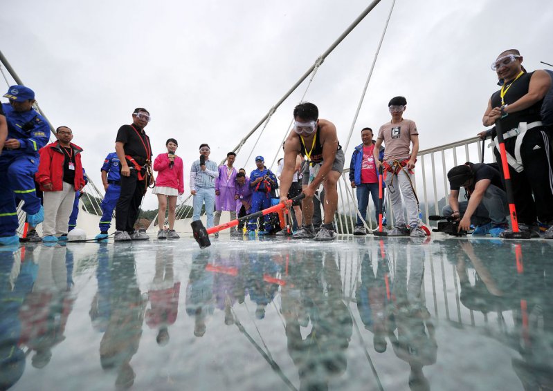 El puente de cristal en China que desafía a la muerte. ¿Te atreverías a cruzarlo?  