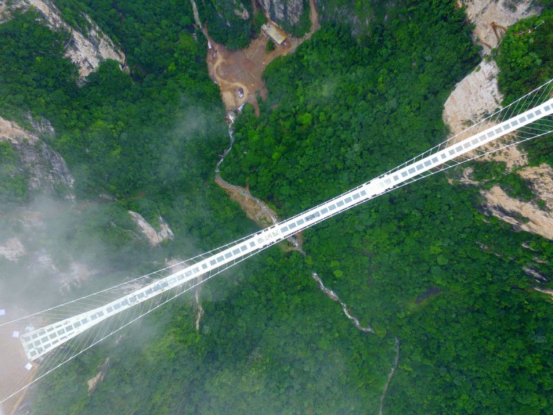 El puente de cristal en China que desafía a la muerte. ¿Te atreverías a cruzarlo?  