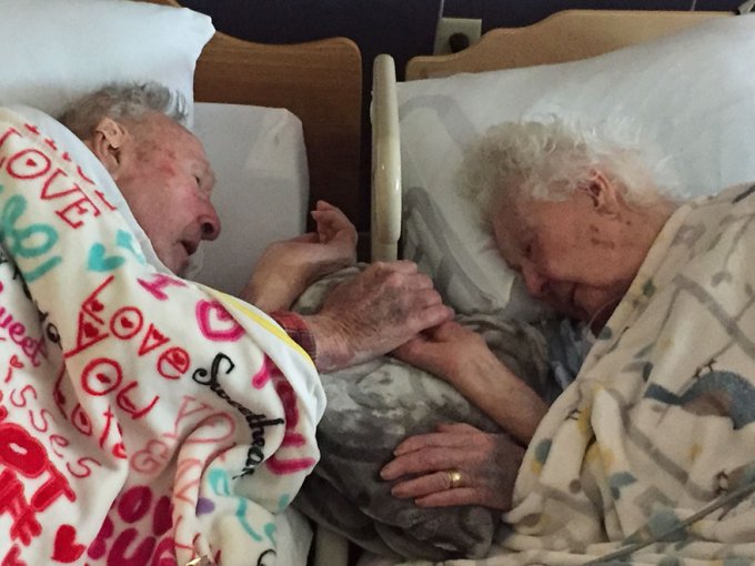 Este hombre de 100 años no suelta la mano de su esposa moribunda tras 77 años de matrimonio 