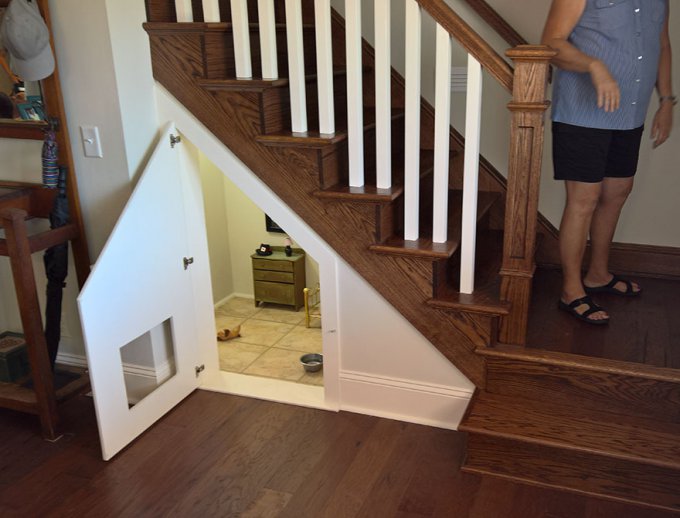 Esta mujer le construyó un dormitorio bajo las escaleras a su perro y los detalles son impresionantes 