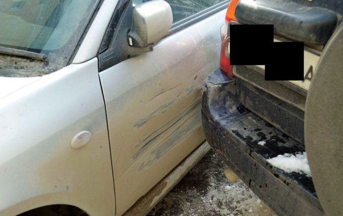 Cuando un camión abolló el coche de este ruso, decidió “arreglarlo” de la forma más creativa 
