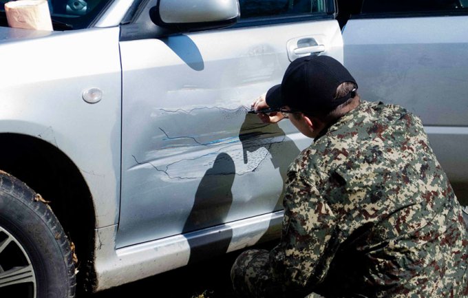 Cuando un camión abolló el coche de este ruso, decidió “arreglarlo” de la forma más creativa 