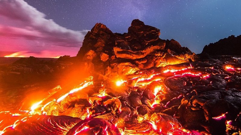 La luna, la Vía Láctea un volcán en erupción y una estrella fugaz en una sola foto perfecta 