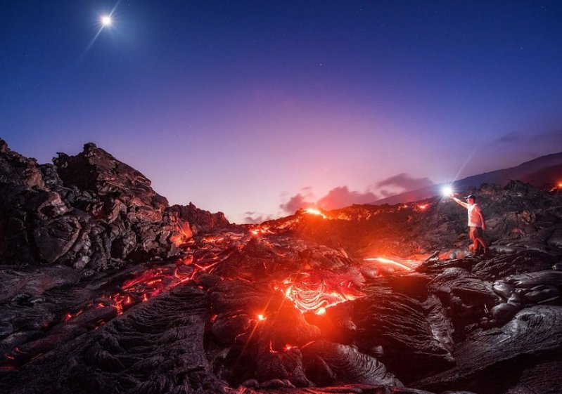 La luna, la Vía Láctea un volcán en erupción y una estrella fugaz en una sola foto perfecta 