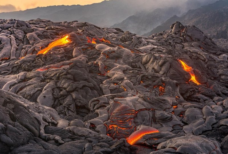 La luna, la Vía Láctea un volcán en erupción y una estrella fugaz en una sola foto perfecta 