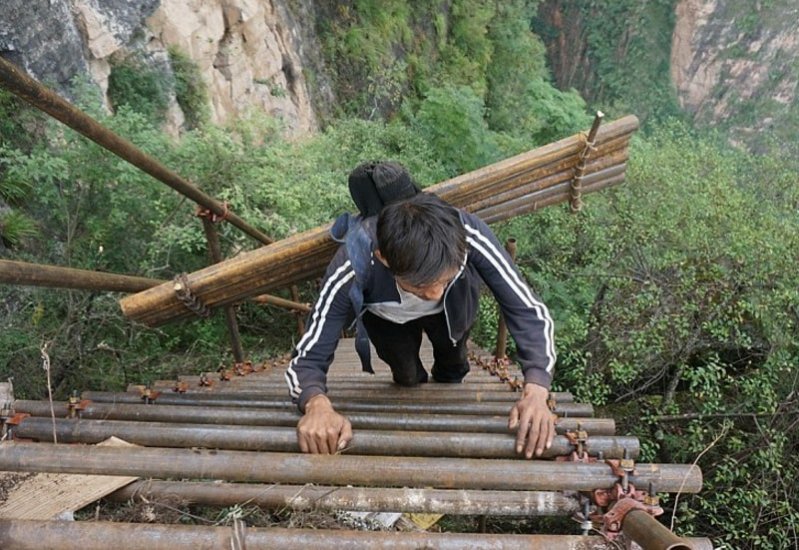 ¿Te quejabas de la escuela? Ellos cruzan una peligrosa escalera de 800 metros para llegar a clases 