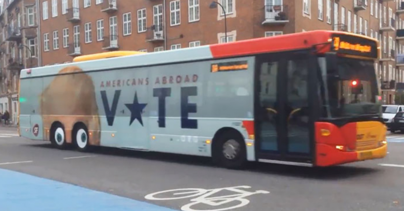 Trolean a Trump en Copenhague con un genial anuncio en un autobús, mira qué pasa cuando se mueve 