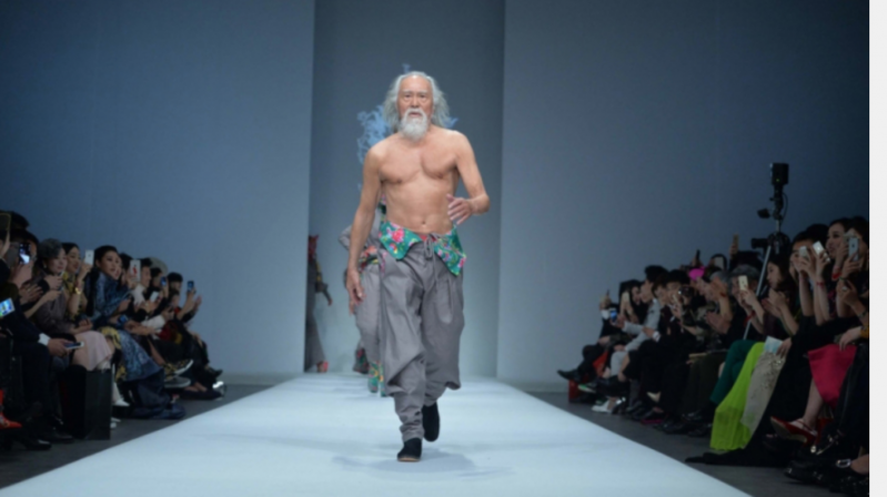 Este abuelo de 80 años intenta ser modelo y triunfa en su debut en la pasarela 