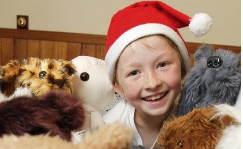 Este niño de 12 años aprendió a coser para hacer más de 800 peluches para los niños enfermos 