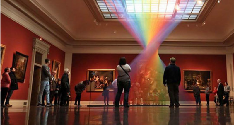 Este arco iris artificial atrapado en una galería de arte está hecho con miles de hilos de colores 