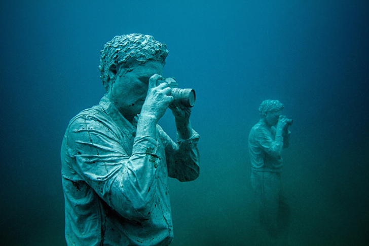 Las hiperrealistas esculturas humanas que están sumergidas en el primer museo bajo el agua de Europa. 